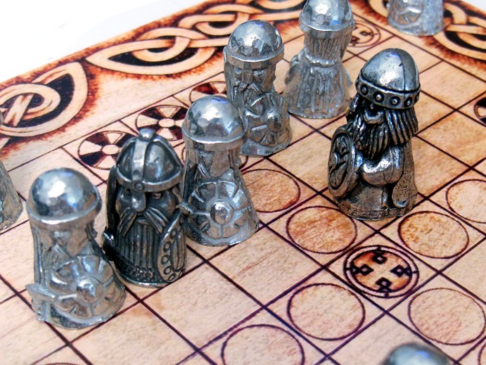 Jogos de Tabuleiro – Hnefatafl, o jogo Viking – DrunkWookie